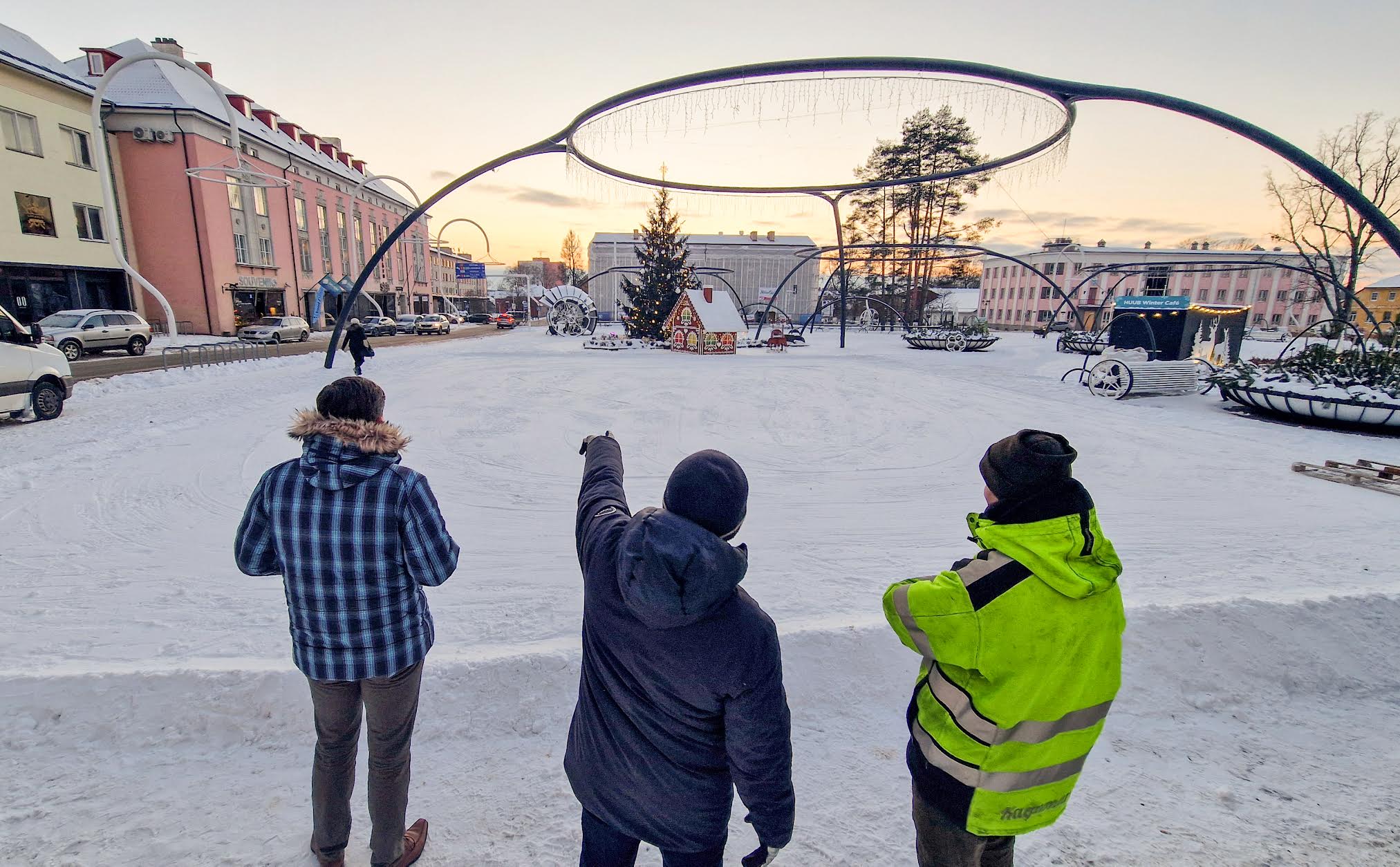 5. jaanuari õhtupoolik, mil 2019. aastaks uuenduskuuri läbinud linna keskväljakule on valminud uisuväljaku rajamiseks vajalik põhi.